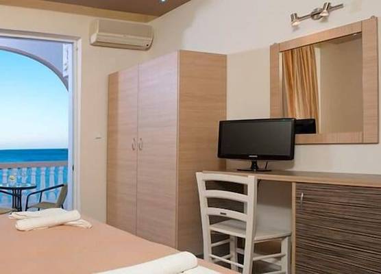 Delfini beach hotel & suites 1