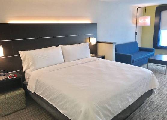 Holiday Inn Express & Suites TRACY by IHG 1