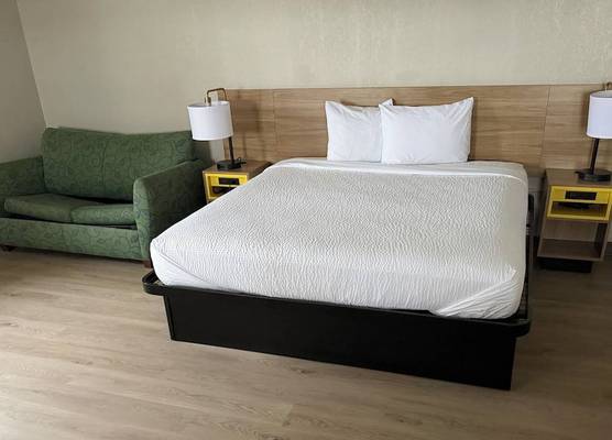 Days Inn by Wyndham Amherst OH - Near Cleveland Cedar Point & Lake Erie 1