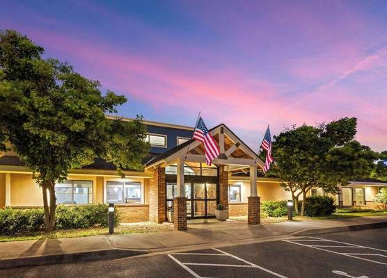 AmericInn by Wyndham North Branch 1