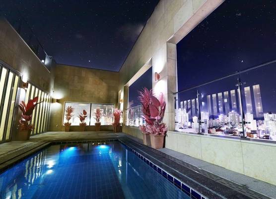 Ashton Hotel 1
