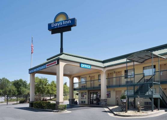Days Inn by Wyndham Macon I-475 1