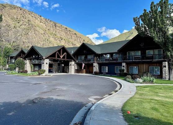 Salmon Rapids Lodge 1
