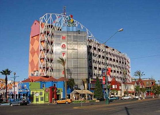 Festival Plaza 1