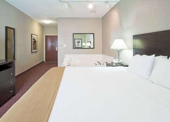 Holiday Inn Express FORT WAYNE-EAST (NEW HAVEN) by IHG 1