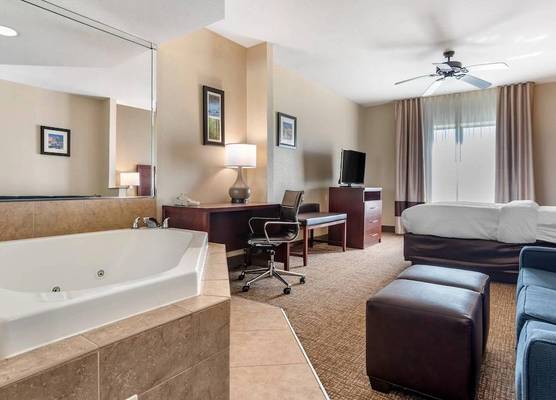 Comfort Inn & Suites Clinton - Jackson West 1