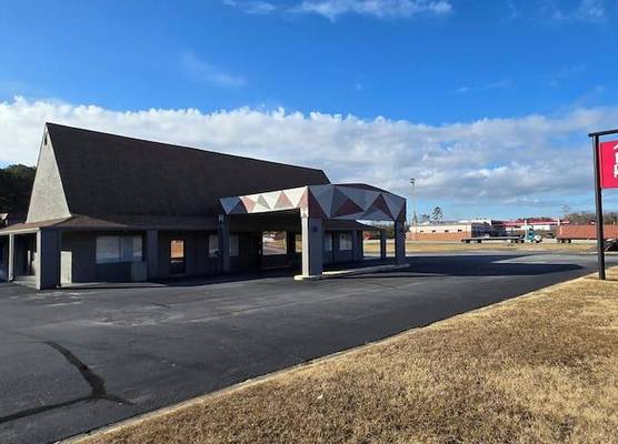 HomeTowne Studios by Red Roof LaGrange 1