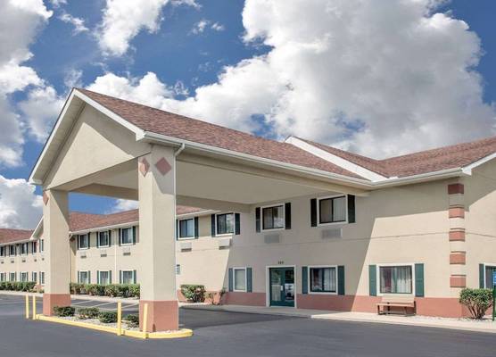 Super 8 by Wyndham Three Rivers 1