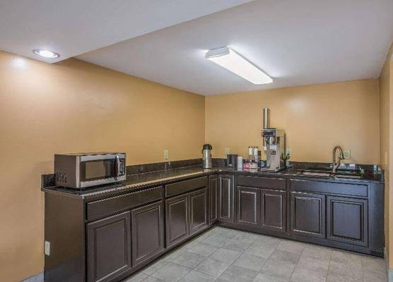 Rodeway Inn & Suites 1