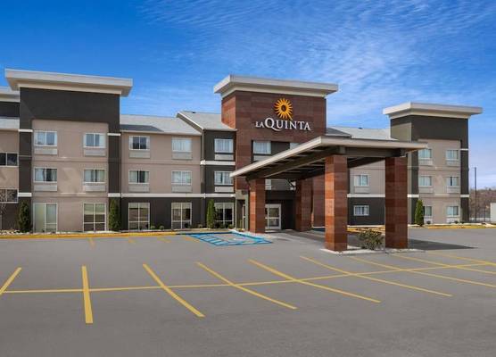 La Quinta Inn & Suites by Wyndham Fayetteville 1