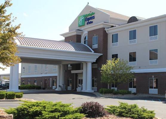 Holiday Inn Express & Suites SEDALIA by IHG 1
