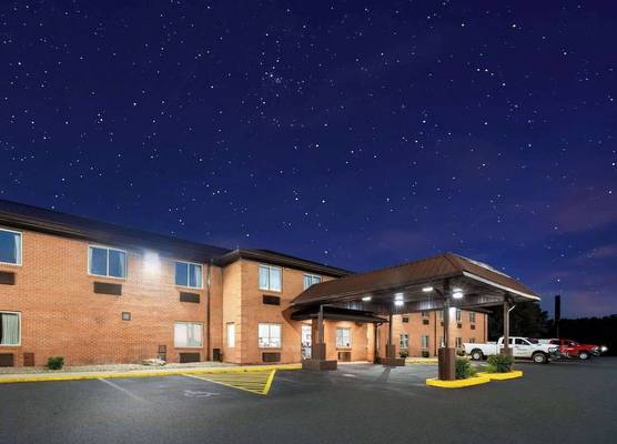 Super 8 by Wyndham Fairmont 1