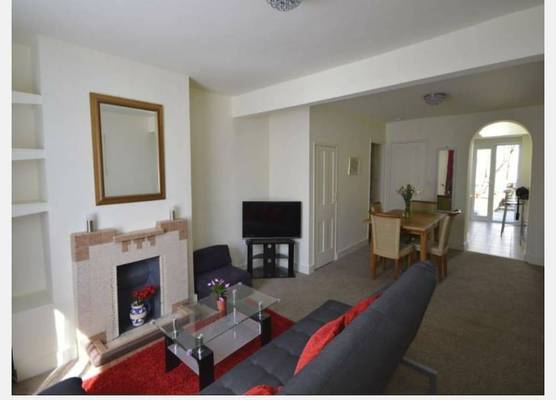 Victoria Cottage - Spacious Bright & Airy - Seconds to Beach - Pet Friendly - Easy Parking - Minutes to All Amenities - 60 percent Off Monthly Stays 1