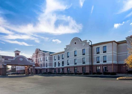 Comfort Inn & Suites Airport-American Way 1