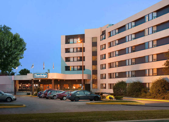 Travelodge by Wyndham Toronto East 1