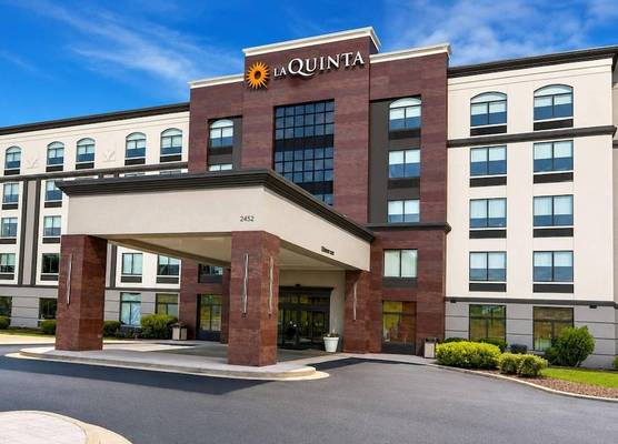 La Quinta Inn & Suites by Wyndham Duluth-Atlanta 1