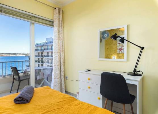 Cosy Apartment with Balcony & Sea Views 1