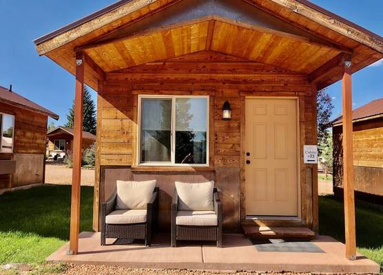 Mountain Ridge Cabins & Lodging Between Bryce and Zion National Park 1