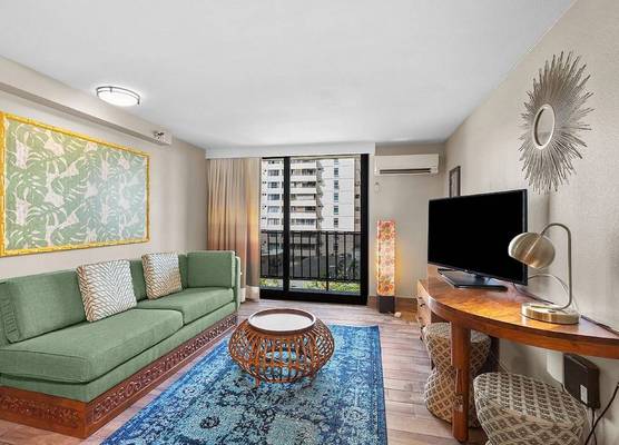 Castle Bamboo Waikīkī Hotel 1