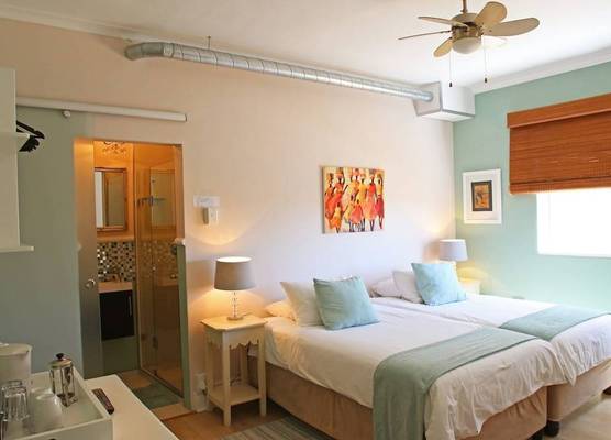 Dolphin Inn Guesthouse 1