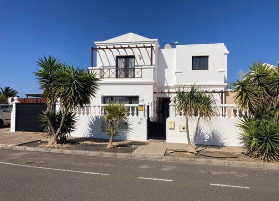 Luxury Villa - Sleeps 4, Hottub Jacuzzi & Parking 1