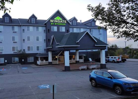 Wingate Suites by Wyndham Youngstown - Austintown 1