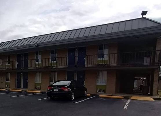 Travelodge by Wyndham Petersburg 1