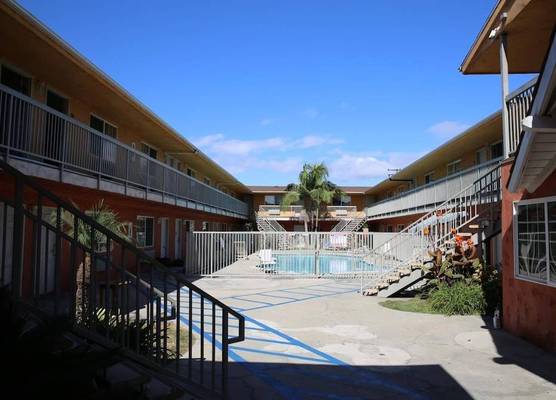 Chateau Inn & Suites 1