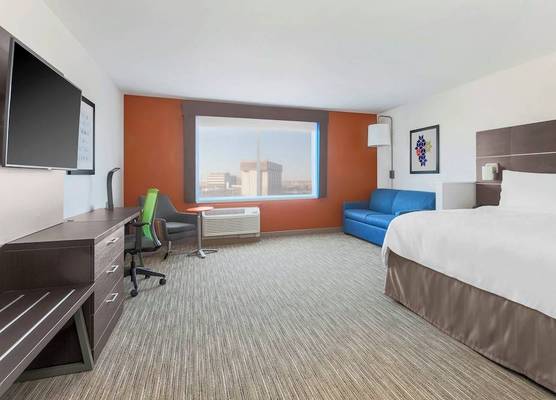 Holiday Inn Express & Suites CHICAGO O'HARE AIRPORT by IHG 1