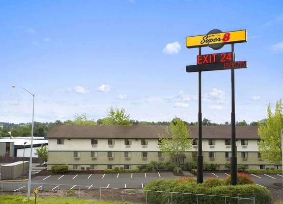 Super 8 by Wyndham Portland Airport 1