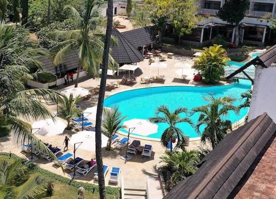 Travellers Beach Hotel & Club 1