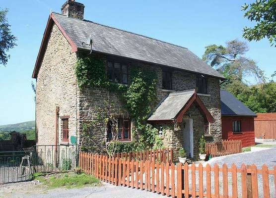 Barn Cottage - Farm Park Stay with Hot Tub, BBQ & Fire Pit 1