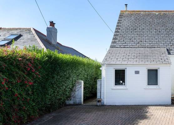 Falmouth Flat, Walk to Gyllyngvase Beach & Harbour 1