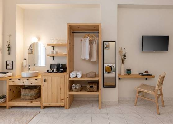 Capella Skiathos, Town 1