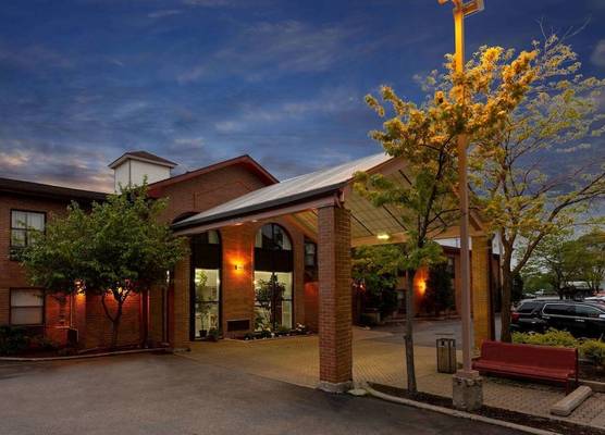 Howard Johnson by Wyndham Waukegan Great Lakes 1