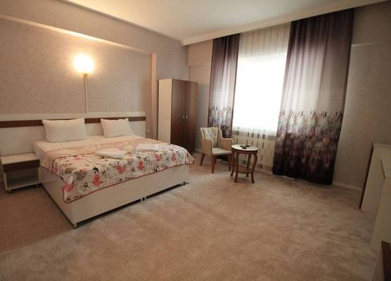 Gold Suite 1
