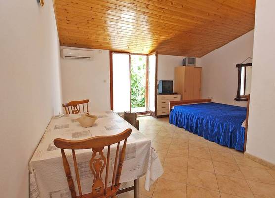 Apartment 909 1