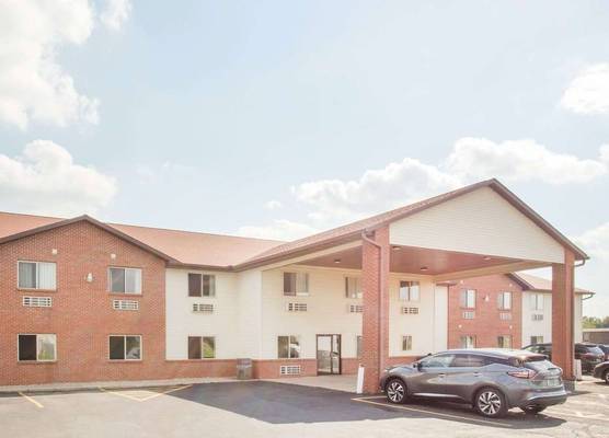 Super 8 by Wyndham Monmouth IL 1