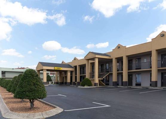 Super 8 by Wyndham Clarksville Northeast 1