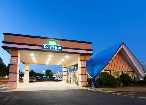 Days Inn by Wyndham Norman 1