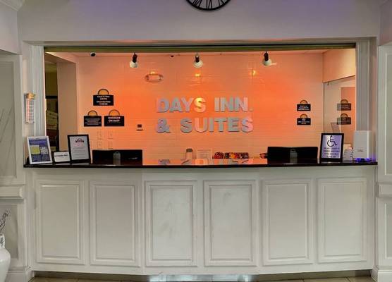 Days Inn & Suites by Wyndham Lakeland 1
