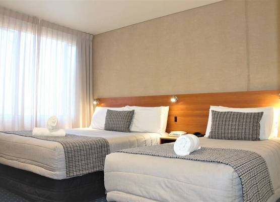 Ventura Inn & Suites Hamilton 1