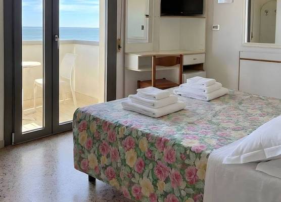Hotel Columbia Frontemare 1