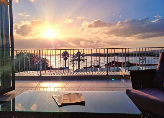 'Die Braaihuis'- sleeps 6, Large Veranda, Sea Views, Central and Fabulous! 1