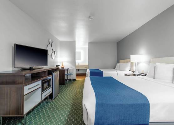 Days Inn & Suites by Wyndham Flagstaff I-40 1