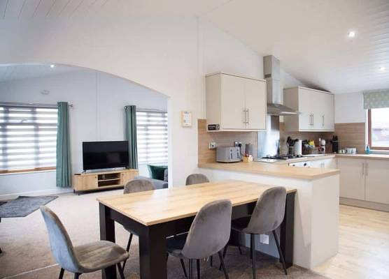 Stunning 3 Bedroom Lodge With Hot Tub in York 1