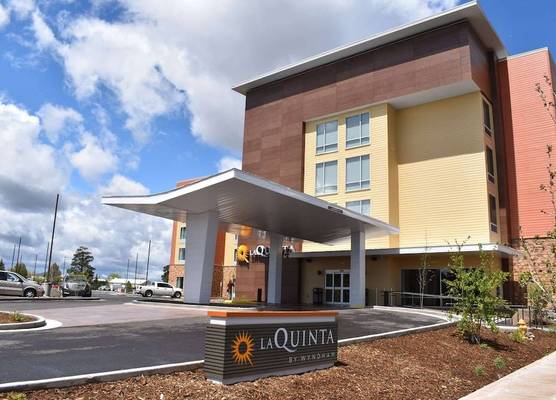La Quinta Inn & Suites by Wyndham Flagstaff East I-40 1