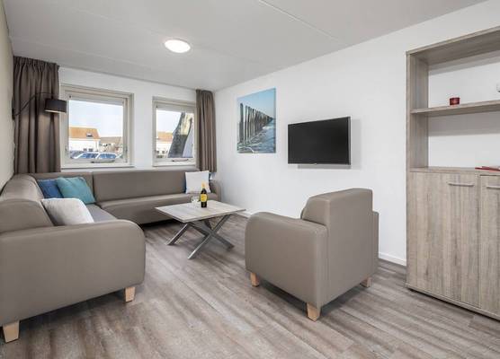 Restyled Bungalow With 2 Bathrooms, Near the Beach 1