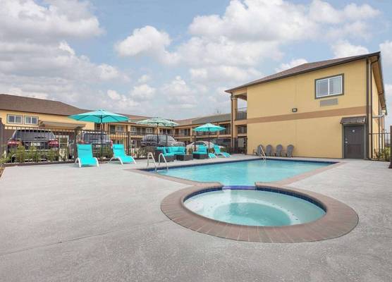 Days Inn & Suites by Wyndham La Porte 1