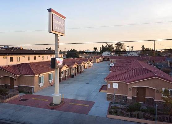 Diamond Bell Inn & Suites 1